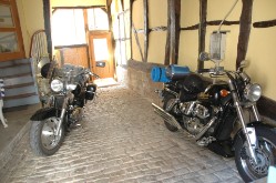 Motorrad_in Torfahrt